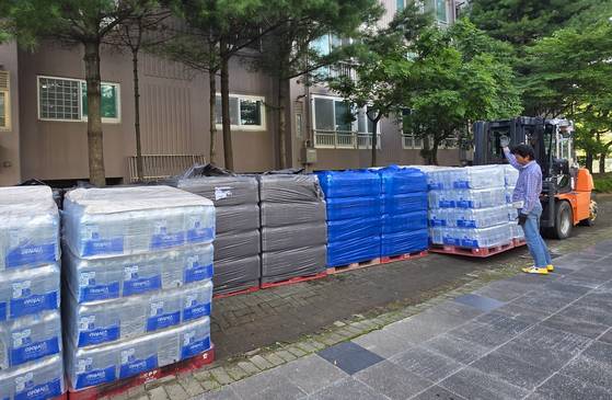 강원 강릉시가 가뭄 장기화로 인한 시민 불편을 최소화 하고자 300세대 이상 아파트에 대한 2차 생수 배부를 15일부터 본격 시작한 가운데 한 아파트에 생수가 전달되고 있다. [연합뉴스]