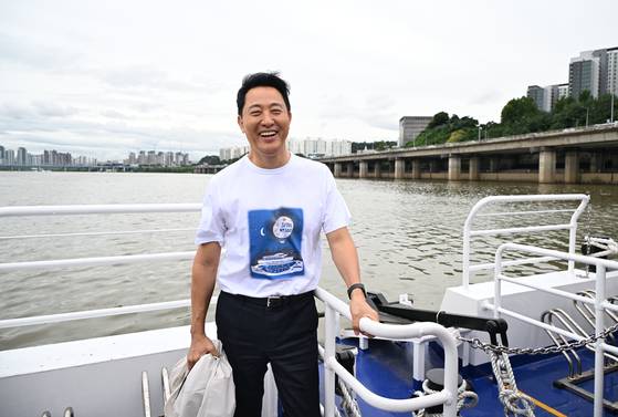 한강버스 시승식에 참석한 오세훈 서울시장. [사진 서울시]