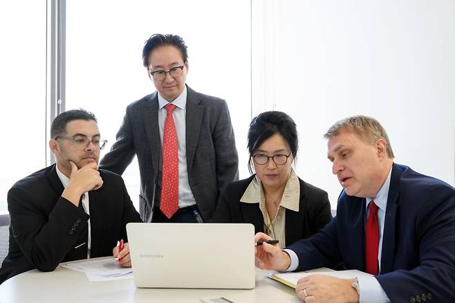 ▲왼쪽부터 Tal Hirshberg, 손동후, 김미아, Kyle Courtnall 미국변호사 [법무법인 대륜]
