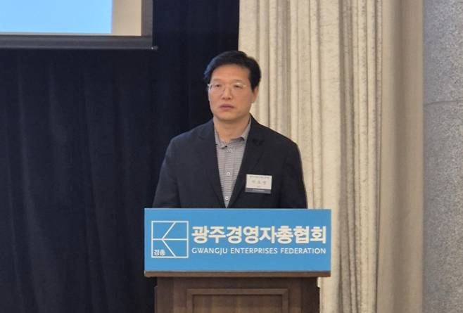 ▲ &nbsp;'새 정부 노동 정책의 핵심 방향'을 주제로 강연하는 이도영 광주지방노동청장 [광주경영자총협회]&nbsp;