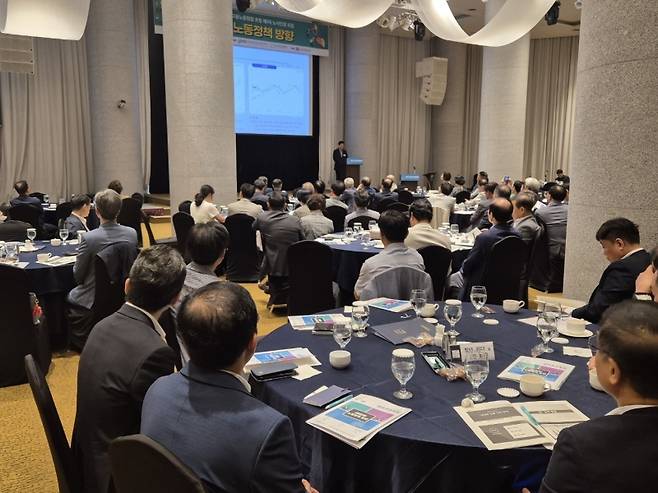 ▲ 19일 홀리데이인 광주호텔 3층 컨벤션홀에서 열린 제1698회 금요조찬 포럼 [광주경영자총협회]&nbsp;