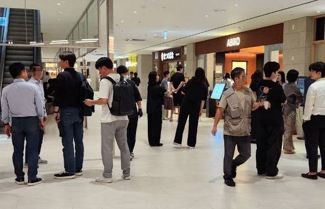 17일 오전 서울 마곡 원그로브 입주사 직원들이 식당 앞에서 차례를 기다리고 있다. 민경진 기자