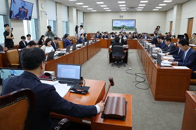 안호영 국회 환경노동위원회 위원장이 19일 오전 서울 여의도 국회에서 열린 환노위 전체회의에서 의사봉을 두드리고 있다. 사진=뉴스1