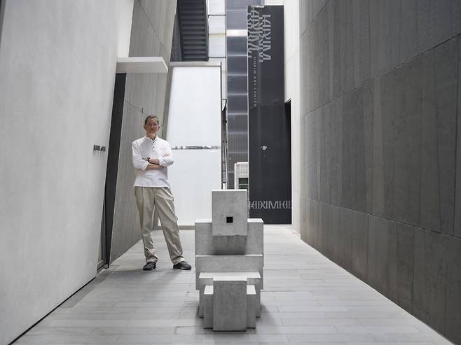 빌딩 사이에 자리한 '리트리트:슬럼프'와 곰리. 화이트큐브 제공