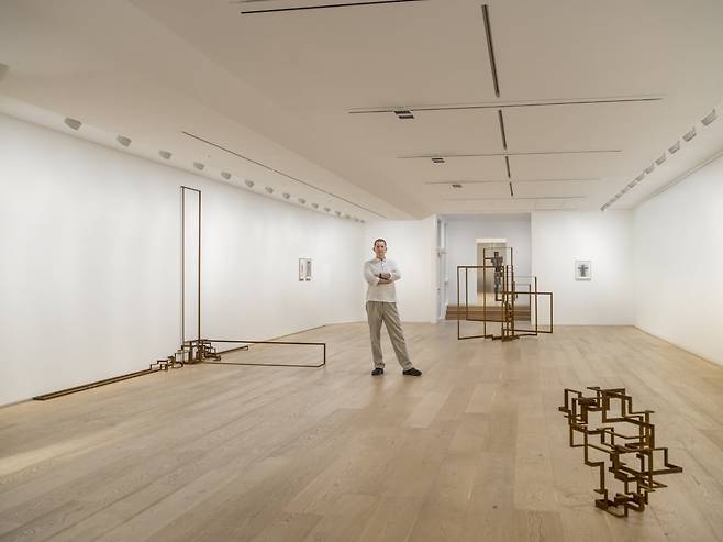 타데우스 로팍 전시장에 선 곰리. 타데우스 로팍 제공