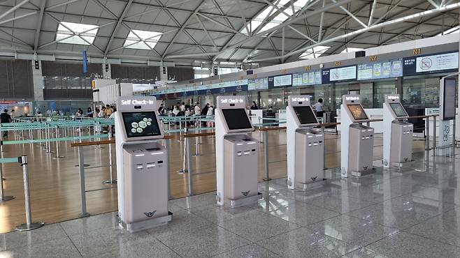 인천공항 제1여객터미널 3층 출국장에 혼자서도 체크인을 할 수 있는 셀프체크인이 설치돼 있다. 박준철기자