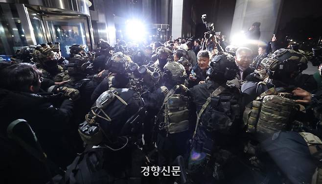 윤석열 전 대통령이 불법 계엄을 선포한 후 자정을 넘긴 지난해 12월4일 새벽 서울 여의도 국회의사당에 도착한 계엄군들이 국회본청 진입을 시도하자 국회 직원 등이 격렬히 막아서고 있다. 성동훈 기자