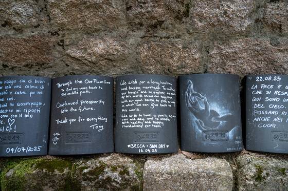 Roof tiles at Geumsun Temple bear handwritten messages left by foreign visitors. [BAEK JONG-HYUN]