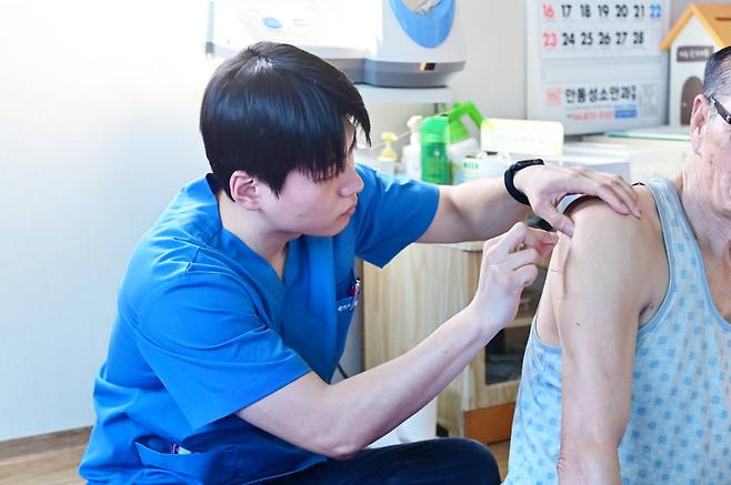 청송군이 추진하고 있는 ‘찾아가는 한방 건강관리 사업’이 주민들로 부터 호평을 받고 있다. 청송군&nbsp;