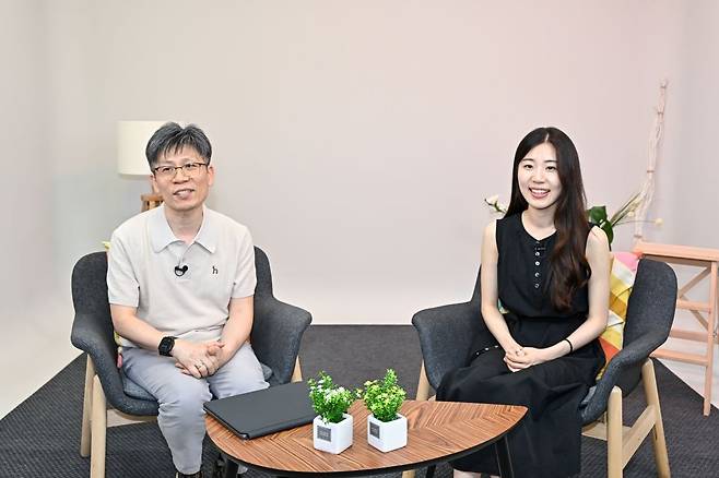 최진석 경남 참사랑연합의원장과 딸 보인씨가 최근 서울 여의도 국민일보 스튜디오에서 인터뷰하며 미소짓고 있다. 장진현 포토그래퍼