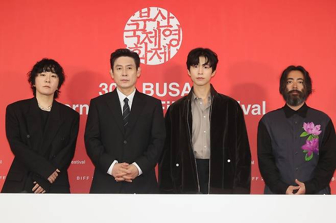 변성현 감독(왼쪽부터), 배우 설경구, 홍경, 야마다 타카유키가 19일 부산 해운대구 우동 영화의전당에서 열린 제30회 부산국제영화제 '굿뉴스' 기자회견에서 포즈를 취하고 있다. 연합뉴스