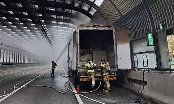19일 오전 11시42분께 용인시 영동고속도로 광교방음터널에서 화재가 발생했다. 경기도소방재난본부 제공