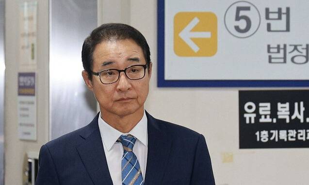 더불어민주당 2021년 전당대회 돈봉투 사건에 연루돼 1심에서 징역형의 집행유예를 받은 이성만 전 의원이 19일 서울 서초구 서울고법에서 열린 항소심 선고 공판에 출석하고 있다. 연합뉴스