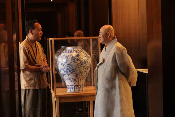 ▲봉은사 주지 원명 스님이 미산 김선식 사기장으로부터 설명을 듣고 있다. 한양경제