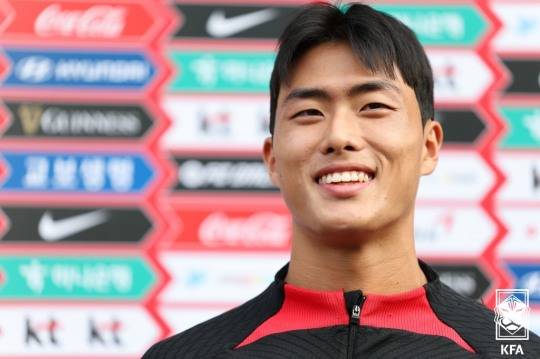 인터뷰하는 김명준. 사진[연합뉴스]