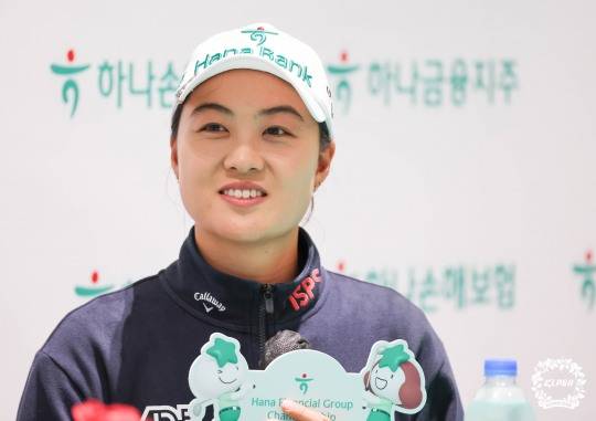 2라운드 후 이민지가 기자 회견에서 질문에 답하고 있다. /KLPGA