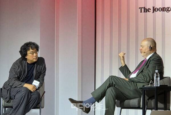 ▲봉준호 감독과 마크톰슨 CNN CEO가 18일 서울 중구 롯데호텔에서 열린 중앙일보 60주년 컨퍼런스에서 대담하는 모습. 사진=윤수현 기자.
