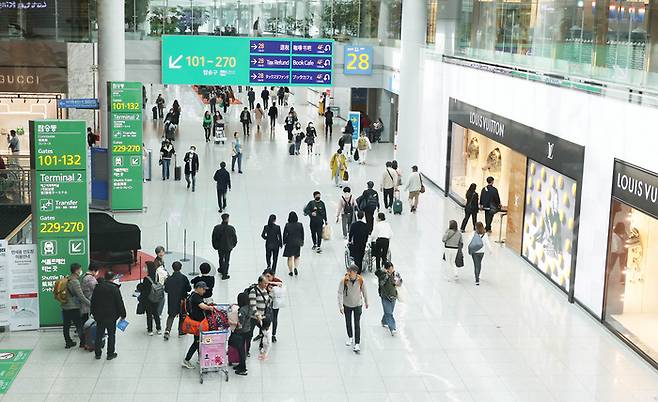 인청 공항 면세점 구역에 여행객들이 오가고 있다. [이충우 기자]
