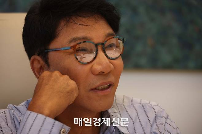 서울 청담동의 블루밍그레이스 집무실에서 만난 이수만 A2O엔터테인먼트 키 프로듀서 겸 비저너리 리더. 그는 “K팝이 국가의 부를 이루게 하려면 한국이 ‘프로듀싱의 나라’가 돼야 한다”며 “우리가 K팝 종주국으로 주도권을 쥐면 세계 어디서 현지화를 해도 K의 색깔을 띨 수 있다”고 했다. [한주형 기자]