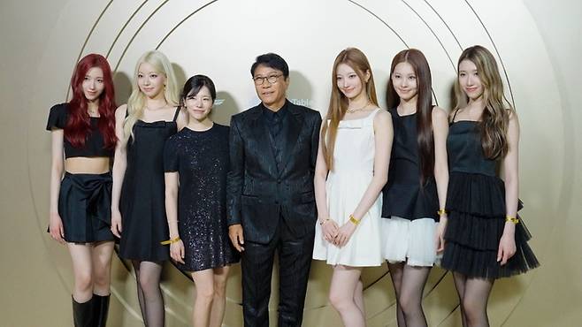 지난 5월 미국 누이하우스 할라우드에서 열린 아마존 프라임 다큐멘터리 ‘이수만: 킹 오브 케이팝’ 시사회에서 이수만 A2O엔터테인먼트 키 프로듀서 겸 비저너리 리더(가운데)와 소녀시대 출신 프로듀서 써니(왼쪽 셋째), 걸그룹 A2O MAY 멤버들. [사진 제공 = A2O엔터테인먼트]