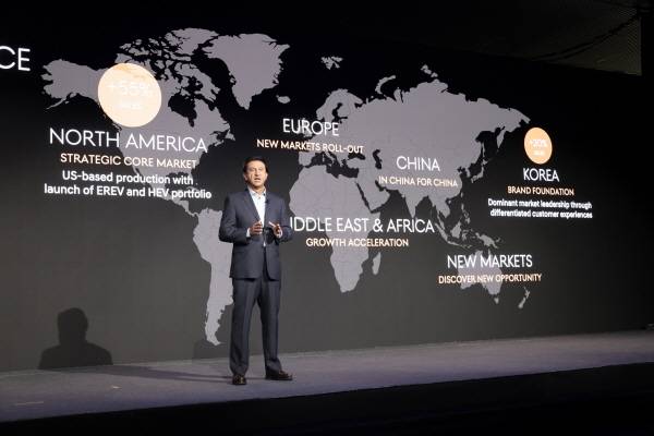 호세 무뇨스 현대자동차 대표이사(CEO) 사장이 ‘2025 현대차 CEO 인베스터 데이’에서 발표하고 있다 [사진 제공=현대차그룹]