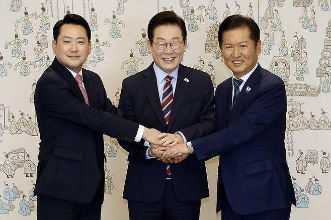 이재명 대통령이 8일 용산 대통령실에서 여야 지도부 오찬 회동에 참석한 더불어민주당 정청래 대표, 국민의힘 장동혁 대표와 기념촬영을 하고 있다. [대통령실통신사진기자단]