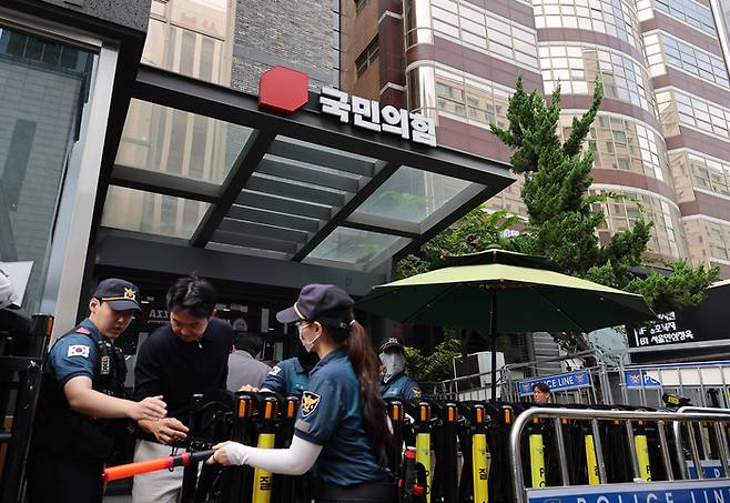 김건희 여사의 의혹들을 수사하는 민중기 특별검사팀이 ‘통일교 집단 입당’ 의혹과 관련해 국민의힘 당사 압수수색에 나선 지난 18일 서울 여의도 국민의힘 당사 앞에서 경찰이 출입을 통제하고 있다. [사진 출처 = 연합뉴스]