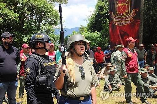 훈련에 참가한 베네수엘라 민병대. [AFP=연합뉴스]