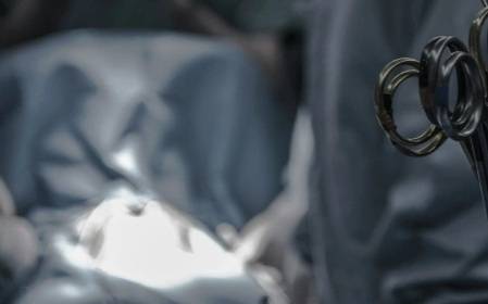 수술하고 있는 의사들. 기사와 무관. [사진출처 = VN익스프레스]