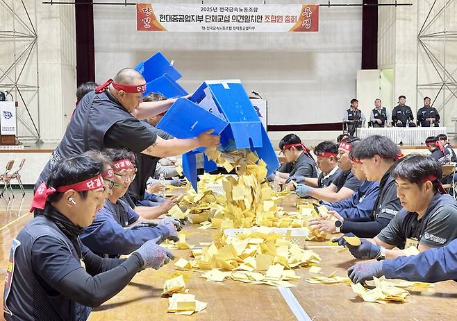 HD현대중공업 노조가 19일 울산 본사 체육관에서 올해 임협 2차 잠정합의안에 대한 조합원 찬반투표를 개표하고 있다. <HD현대중공업 노조>