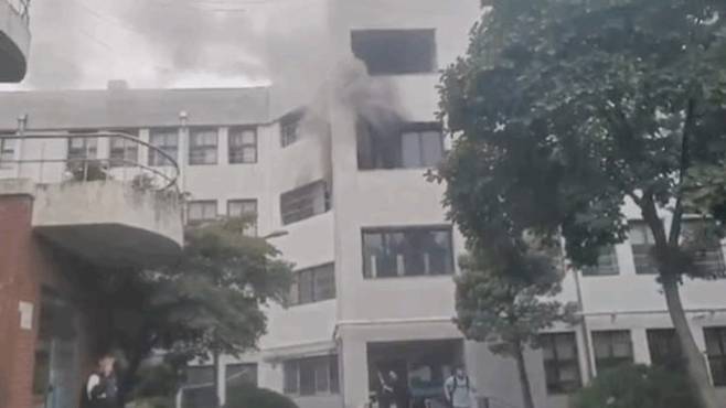 19일 오후 서울 강남구 삼성동의 경기고등학교 동아리실에서 불이 난 모습. [사진출처 = 연합뉴스]