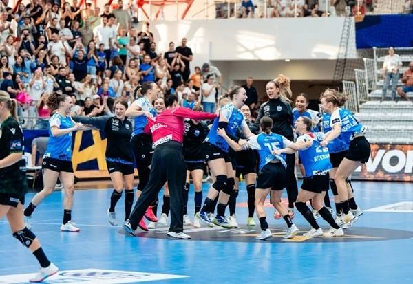 사진 2025/26 EHF 여자핸드볼 챔피언스리그 2라운드 페렌츠바로시와 경기에서 이기고 기뻐하는 부쿠레슈티 선수들
