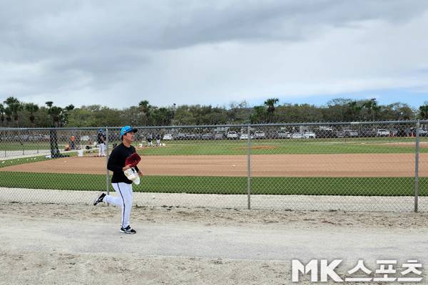 고우석이 훈련장으로 달려가고 있다. 사진(美 주피터)= 김재호 특파원