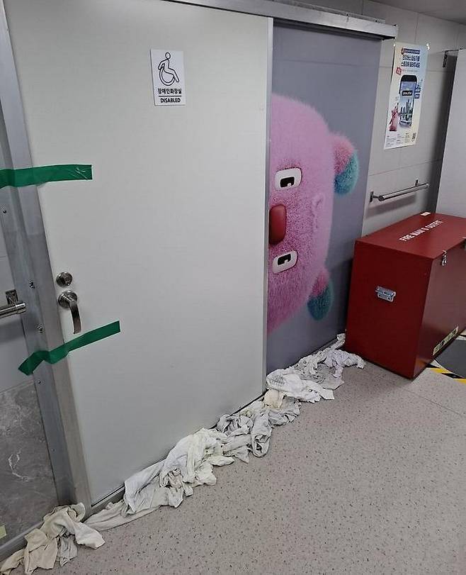 '출퇴근 대중교통'으로 도입된 한강 수상버스가 정식 출항 첫날 화장실에 문제가 발생해 탑승객들이 불편을 겪었다./사진=온라인 커뮤니티