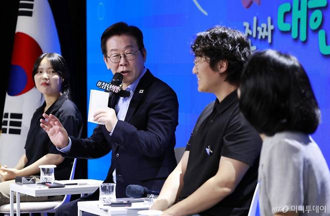 [서울=뉴시스] 최동준 기자 = 이재명 대통령이 19일 서울 마포구 구름아래 소극장에서 열린 2030 청년 소통·공감 토크콘서트에서 발언하고 있다. 2025.09.19. photocdj@newsis.com /사진=최동준