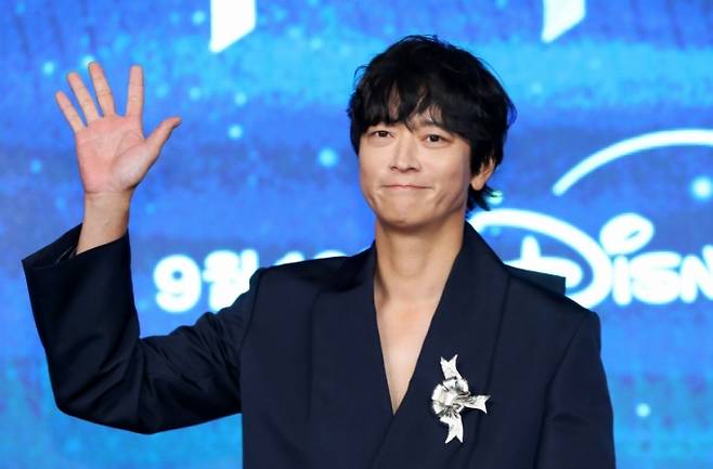 배우 강동원이 지난 2일 오전 서울 종로구 포시즌스 호텔에서 열린 디즈니 플러스 오리지널 시리즈 '북극성' 제작발표회에서 포즈를 취하고 있다.  / 사진 = 뉴시스 /사진=김혜진