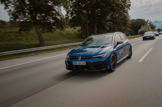 '골프R'은 어떠한 도로 환경에서도 날렵한 주행 성능을 발휘한다. /사진=폭스바겐그룹