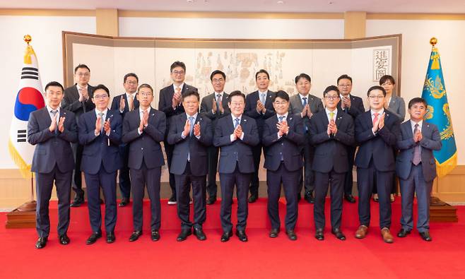 이재명 대통령이 18일 서울 용산 대통령실 청사에서 열린 증권사 리서치센터장 오찬 간담회에서 기념촬영을 하고 있다./사진=대통령실