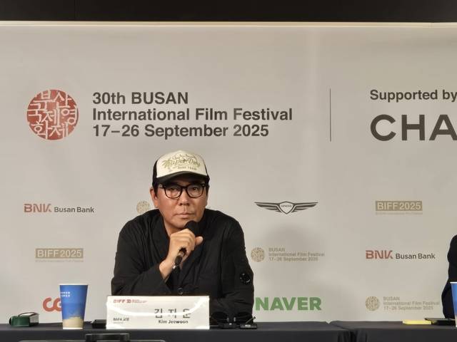 김지운 감독이 “낮은 자세로 언론 앞에 임하겠다”며 쓰고 온 선글라스를 벗고 안경을 꺼내어 썼다.  이민경 기자