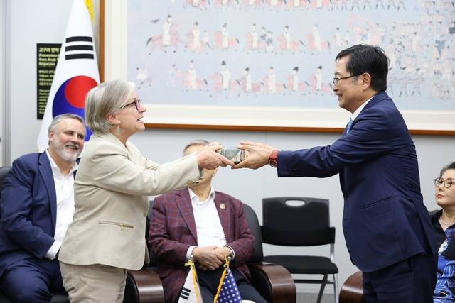 수잔 와일드 전 미연방 하원의원과 백승주 전쟁기념사업회장이 17일 서울 용산 전쟁기념관에서 기념품을 교환하고 있다. 전쟁기념사업회 제공