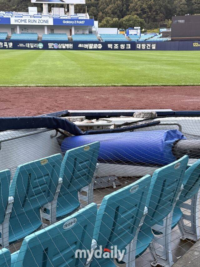 대구 삼성라이온즈파크의 1루 익사이팅존 그물망 폴대가 쓰러져있다./대구 = 박승환 기자