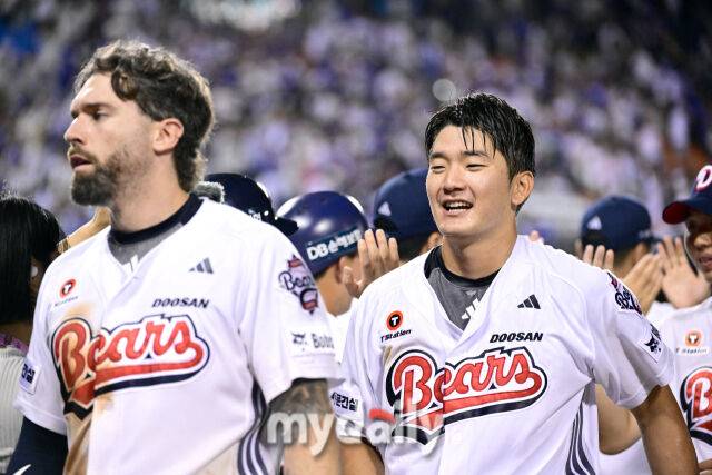 2025년 8월 28일 오후 서울 잠실구장에서 열린 '2025 신한 SOL뱅크 KBO 리그' 삼성 라이온즈와 두산 베어스의 경기. 두산 안재석이 연장 10회말 2사 1.2루서 끝내기 안타를 치며 7-6으로 승리한 뒤 기뻐하고 있다./마이데일리