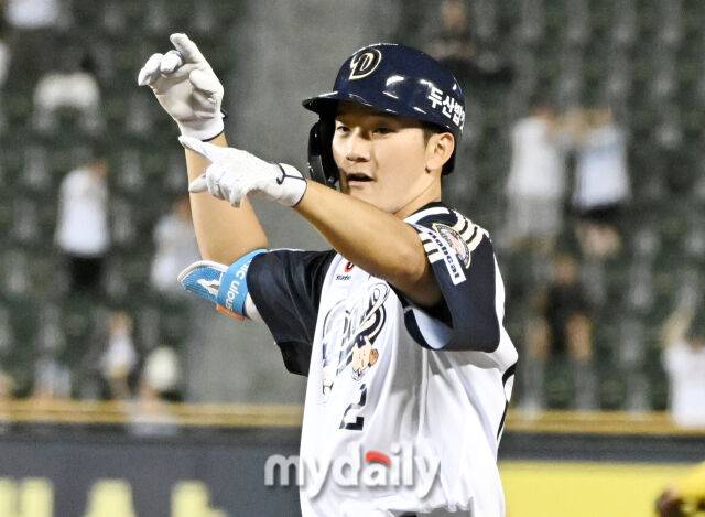 22일 오후 서울 잠실야구장에서 진행된 '2025 프로야구 KBO리그' 두산베어스와 KT위즈의 경기. 두산 안재석이 5회말 2사 1,3루서 1타점 동점 적시타를 터뜨린 뒤 환호하고 있다./마이데일리