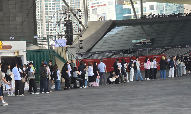 부산국제영화제가 열리는 영화의전당 두레라움 광장에 굿즈를 사기 위한 대기 줄이 길게 늘어서 있다. 손미정 기자