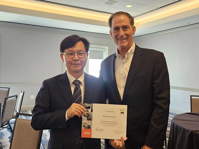 인증서 수여식. 정동희 에버랜드 동물원장(좌)과 댄 애쉬(Dan Ashe) 미국동물원수족관협회 회장(우)