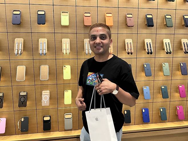 19일 애플 명동에서 아이폰17 프로 맥스를 구입한 네팔에서 온 카날 슈실(Khanal Shushil) 씨. [박혜림 기자/rim@]