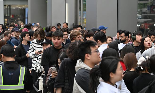 애플 아이폰17 시리즈 국내 공식 출시일인 19일 오전 서울 중구 명동 애플스토어 입구에 고객들이 입장을 기다리고 있다. 임세준 기자