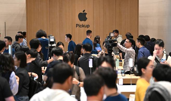 애플 아이폰17 시리즈 국내 공식 출시일인 19일 오전 서울 중구 명동 애플스토어를 찾은 고객들이 아이폰17 프로 제품을 살펴보고 있다.  임세준 기자