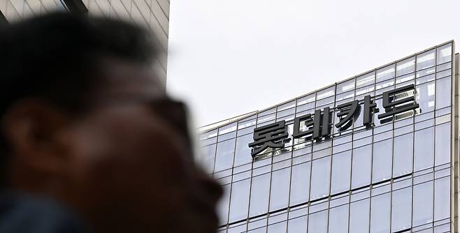 롯데카드 해킹 사고로 약 200GB(기가바이트) 규모의 데이터가 유출되면서 297만 명의 회원 정보가 새어나간 것으로 확인됐으며, 이들 가운데 28만 명은 카드번호와 비밀번호 2자리, CVC번호까지 유출돼 부정 사용에 노출된 것으로 파악됐다. 사진은 19일 서울 중구 롯데카드 본사의 모습. 임세준 기자