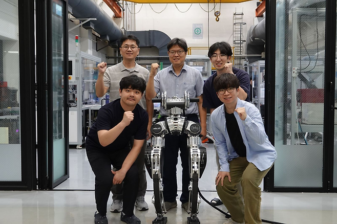 휴머노이드 로봇을 개발한 박해원(뒷줄 가운데) 교수 연구팀.[KAIST 제공]